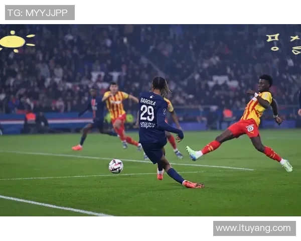 足总杯激战巴黎圣日耳曼与曼联平局红牌事件引发全场热议与转会传闻